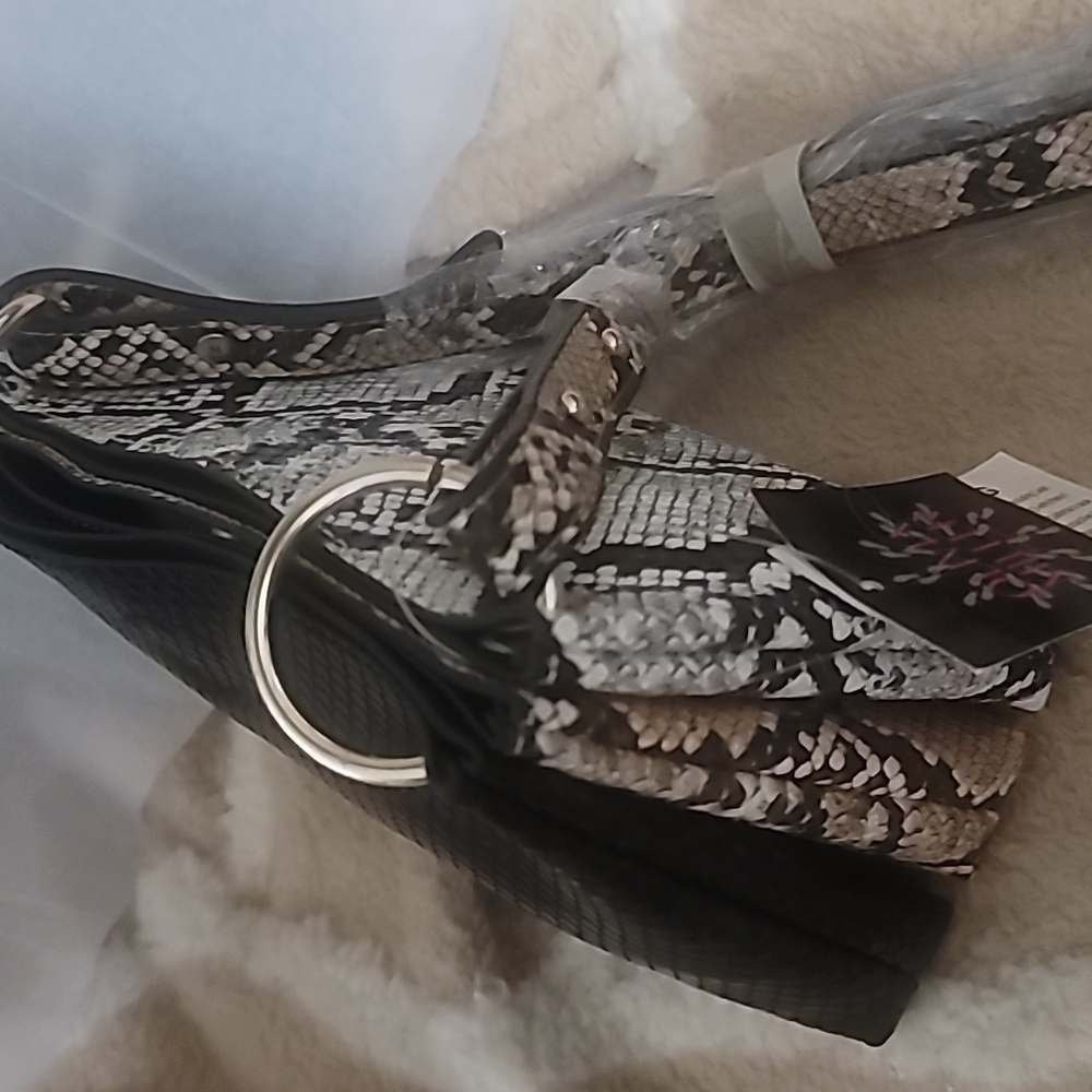 Olivia Miller Crossbody - Picture 5 of 13
